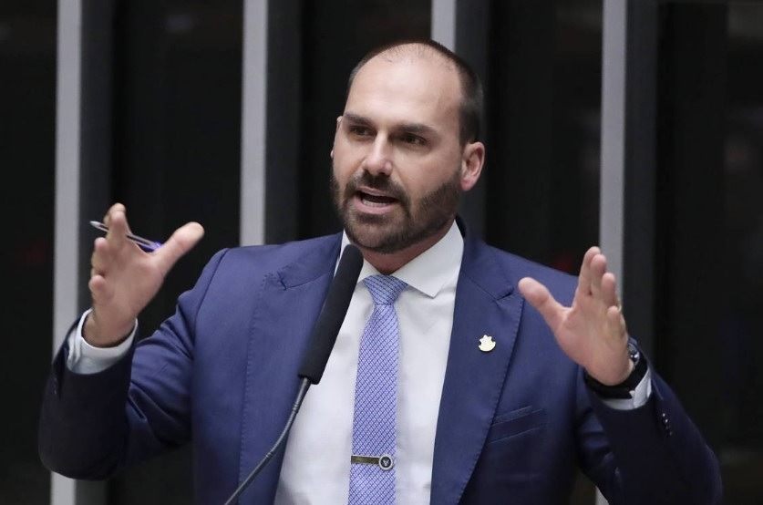 Eduardo Bolsonaro diz que STF também bloqueou contas de sua esposa