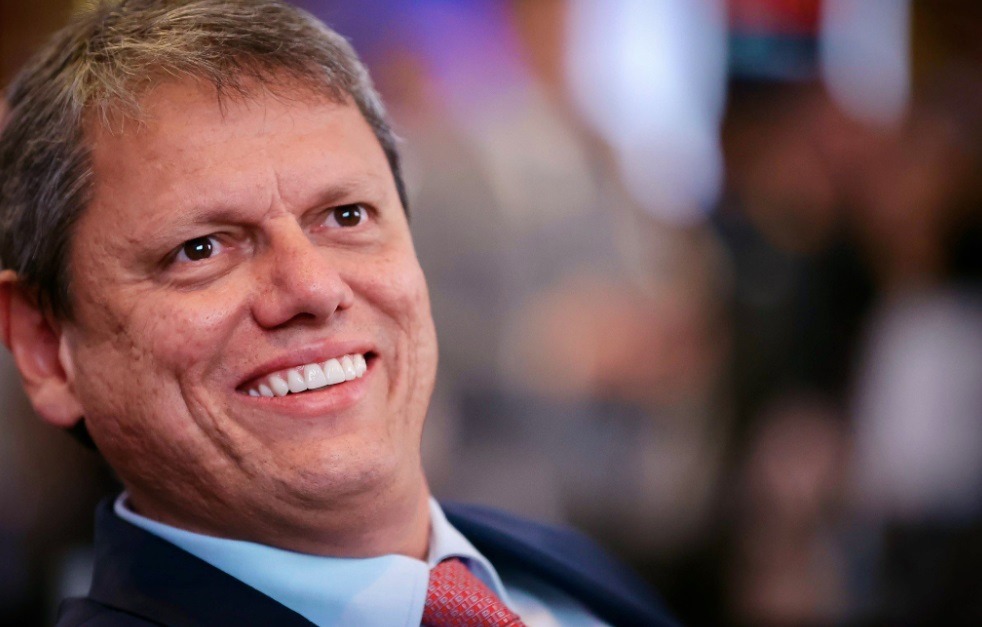 Tarcísio oferece linha de crédito a empresas que exportam aos EUA