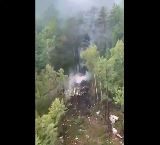  Avião comercial com dezenas de passageiros cai na Rússia; vídeo mostra local do acidente