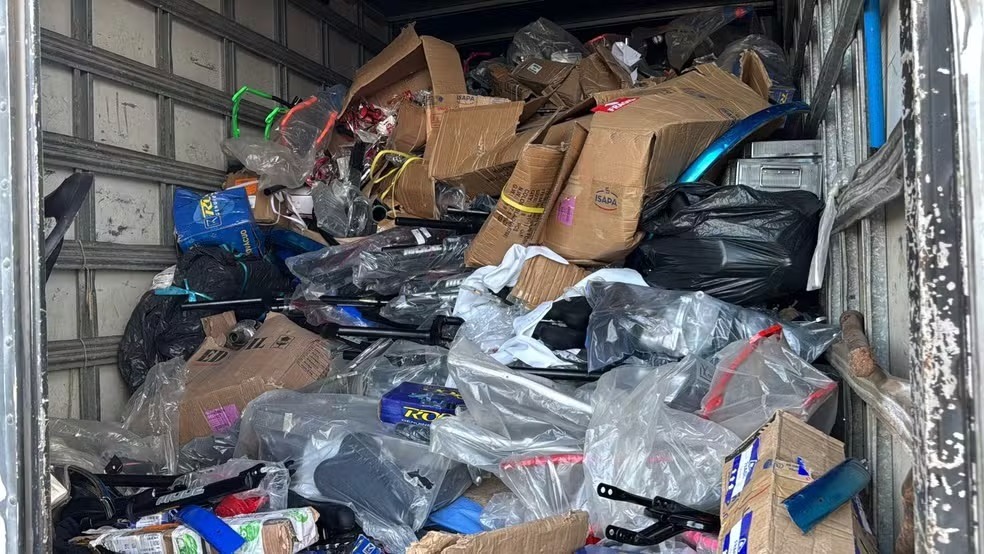Carga de peças de bicicletas, motos e carros roubada na BR-304 é recuperada pela polícia em Natal
