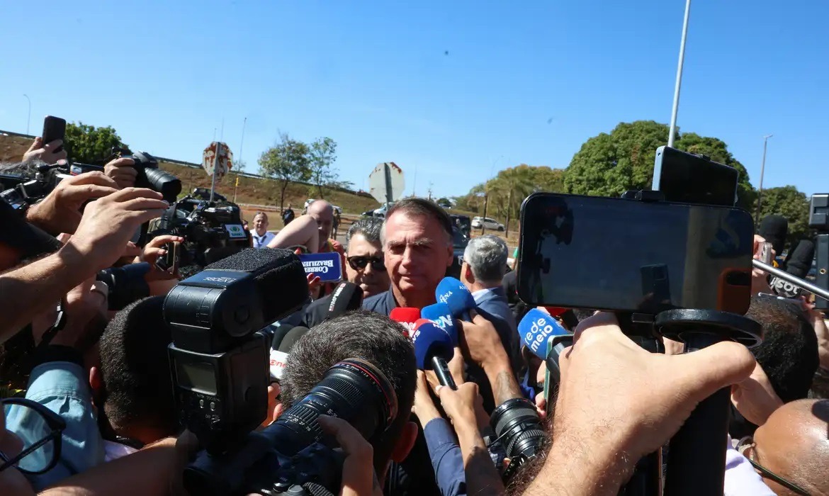 Moraes não decreta prisão de Bolsonaro, mas faz advertência; confira