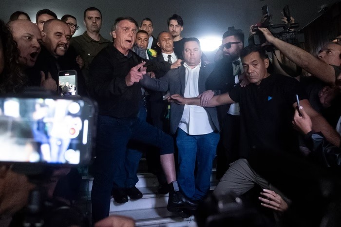 Moraes afirma que Bolsonaro pode dar entrevistas, mas sem redes