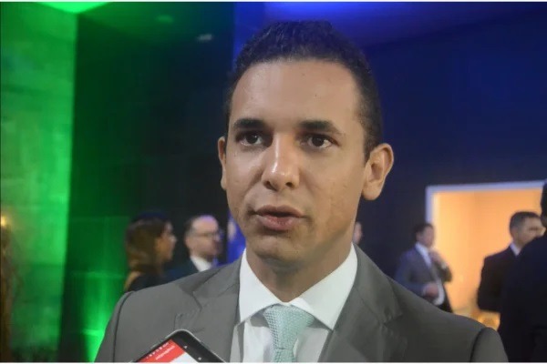 “Allyson é uma farsa na educação”, diz vereadora após números do TCE