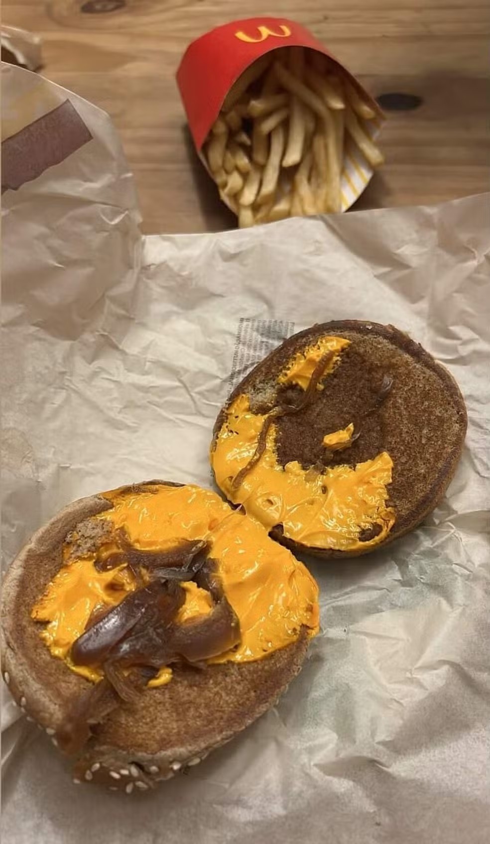 Cliente recebe hambúrguer do McDonald's sem carne, reclama, e resposta surpreende