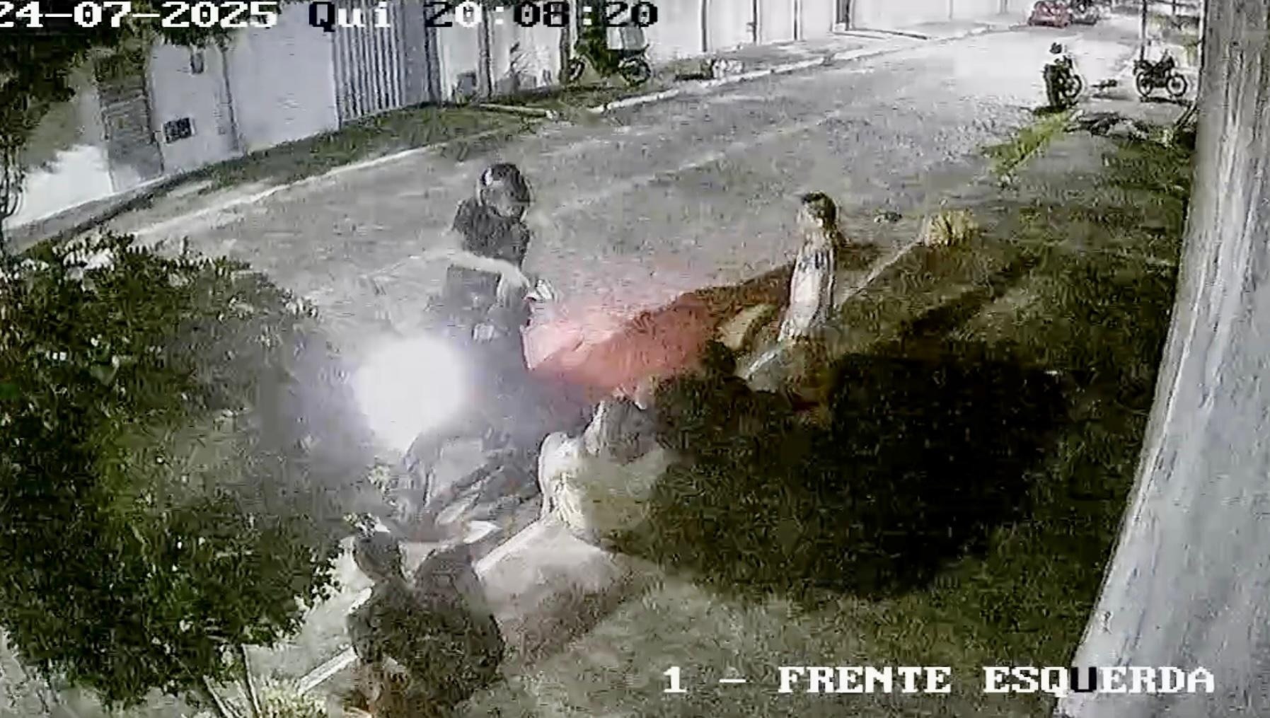 VÍDEO: Criminoso armado assalta mulheres em calçada no Pajuçara