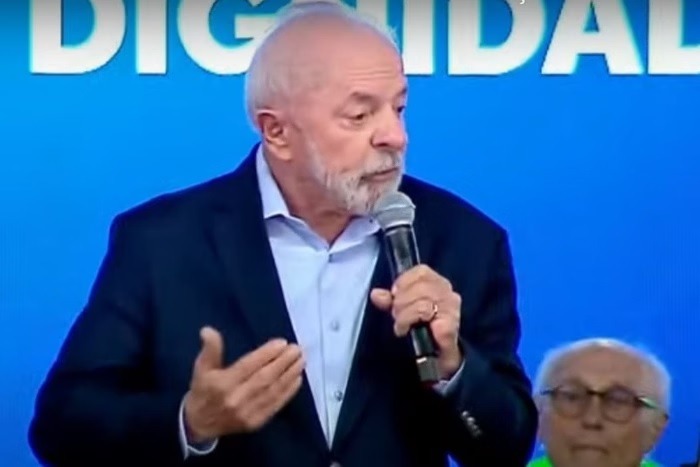 Lula critica voto de pobre em rico: “Ele só é rico porque já roubou”