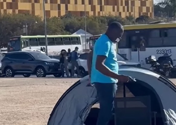 Com fita na boca, deputado do PL monta cabana na frente do STF