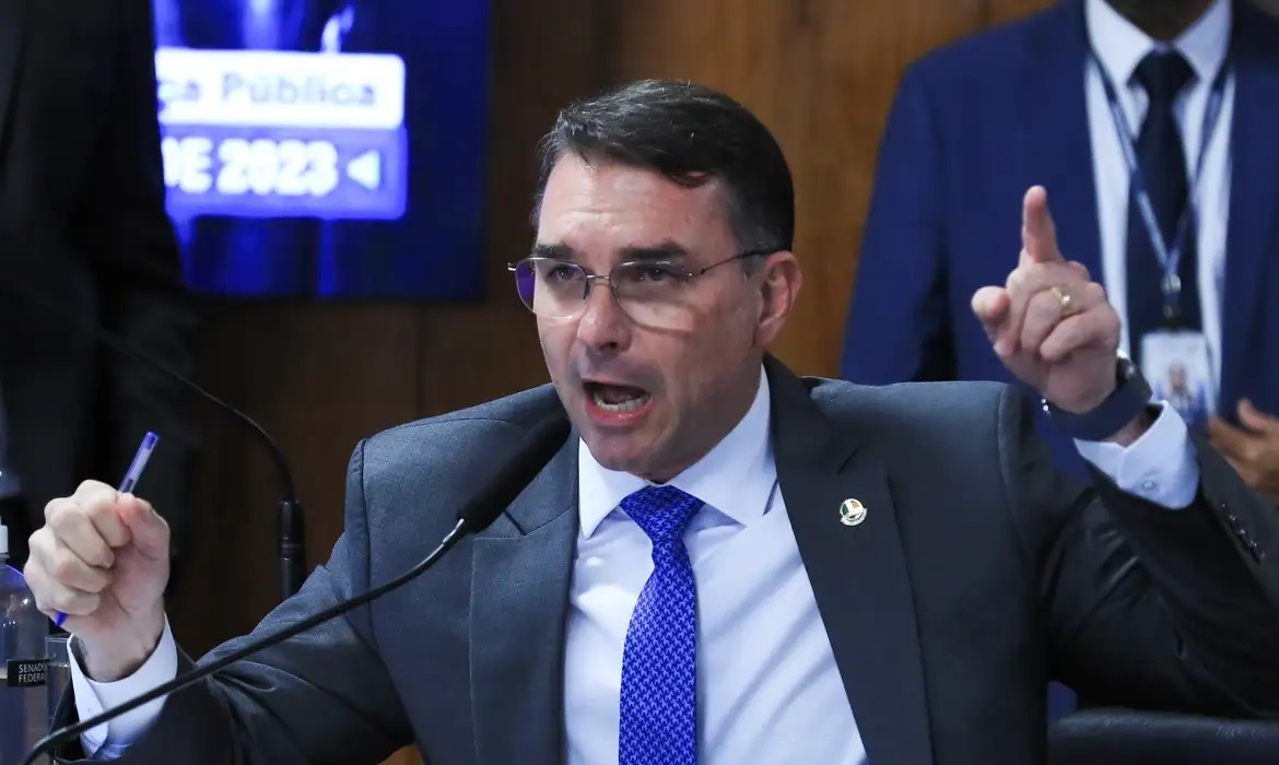 Flávio compara Moraes a “viciado em crack” e defende “internação compulsória”