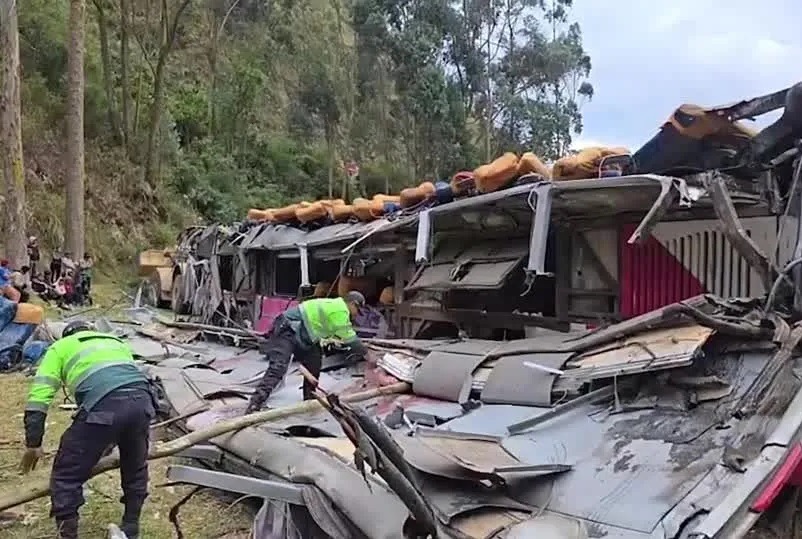 Ônibus cai de 50 metros em ravina e deixa ao menos 18 mortos no Peru