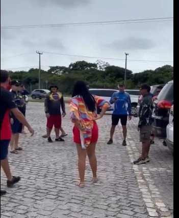 VÍDEO: Mulher puxa arma e atira durante discussão entre envolvidos em passeio 4x4  na Grande Natal
