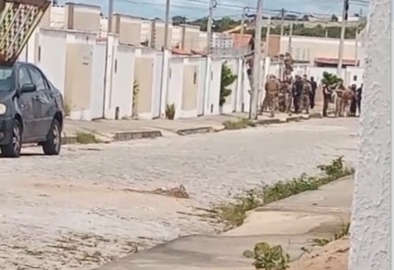 VÍDEO: Operação contra facção criminosa em Extremoz tem troca de tiros e policial ferido