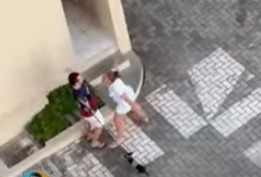 VÍDEO: Moído grande: moradores acusam mulher que levou tabefe na cara de ter problemas psicológicos