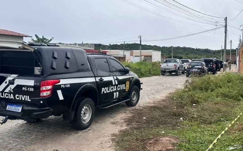 Mulher de 'Pica-Pau' e outro homem morrem em confronto em Extremoz; seis policiais ficam feridos