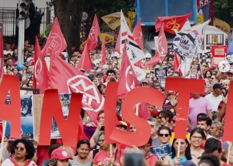 Jovem brasileiro deixa a esquerda ao ficar mais velho, diz pesquisa