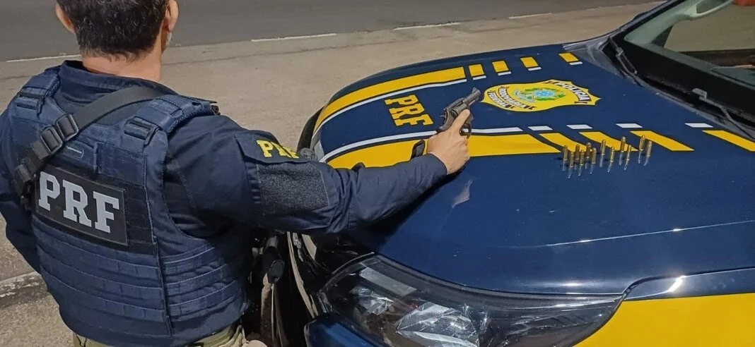 PRF prende integrante de quadrilha do “novo cangaço” com arma de fogo na Grande Natal