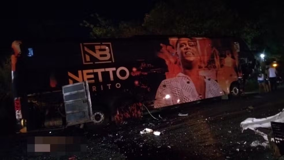 Três pessoas morrem após batida entre ônibus que levava banda do cantor Netto Brito e carro