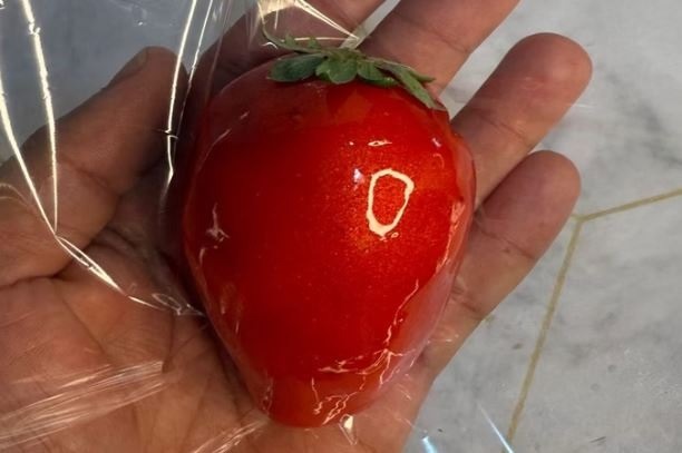 Entregador pega morangos do amor, cancela pedido no meio da rota e some com doces