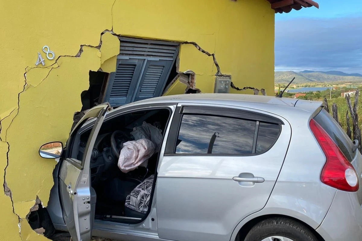 Carro invade casa após motorista perder controle na região do Alto Oeste