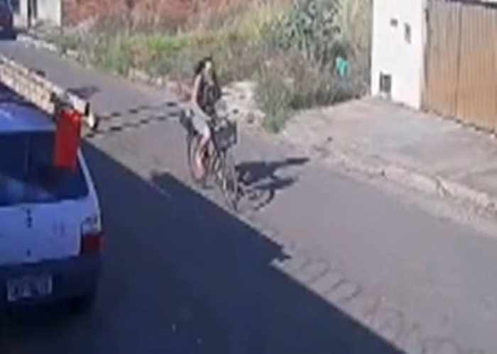 Ciclista morre após ser atingida por carro ao ir visitar a neta