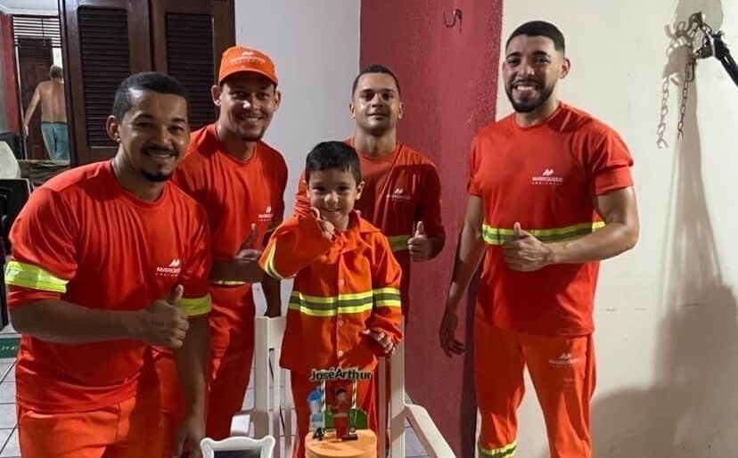Criança comemora aniversário com garis e emociona trabalhadores da limpeza urbana em Natal