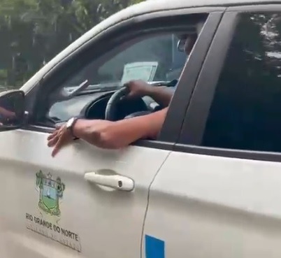 VÍDEO: Motorista da Secretaria do RN é flagrado com sinais de embriaguez