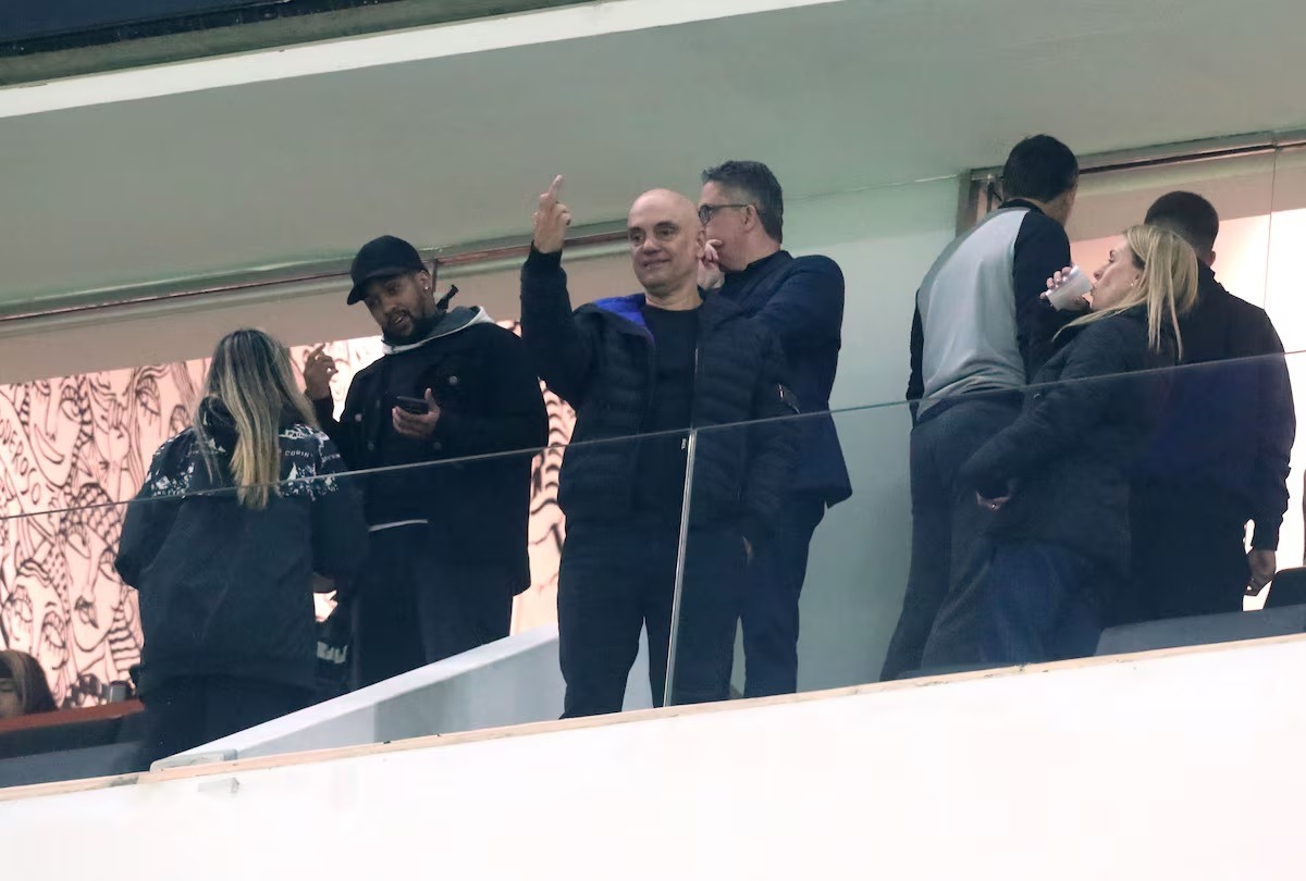 Em jogo do Corinthians, Moraes reage a vaias estirando o dedo do meio