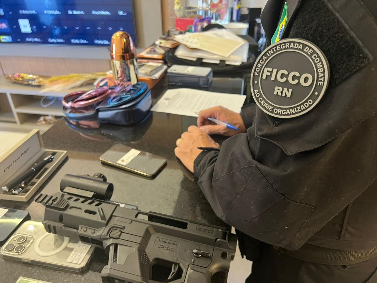 Armas, carros de luxo e mortes: operação no RN desmonta esquema de facção