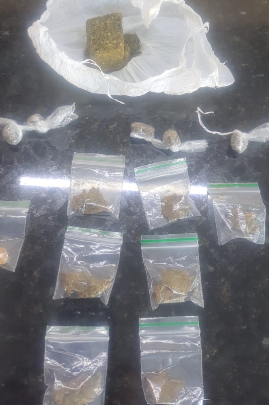 Traficante é flagrado com drogas e tenta se esconder em casa no momento da abordagem