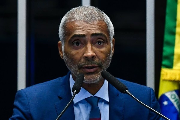 Romário mostra transformação após transplante capilar