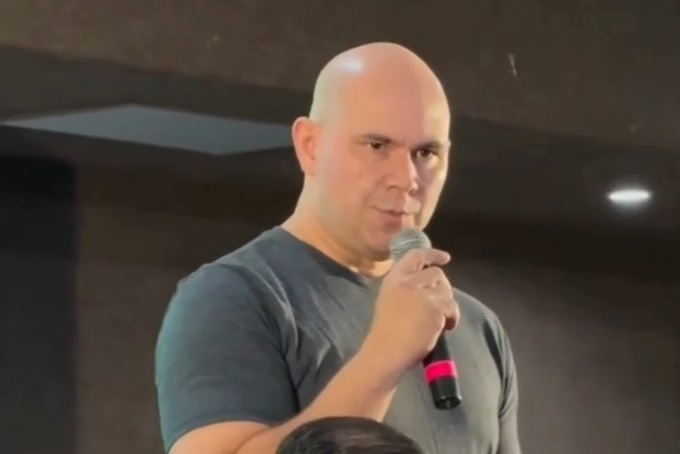 Prefeito expulsa professora de evento por usar pronome “todes”