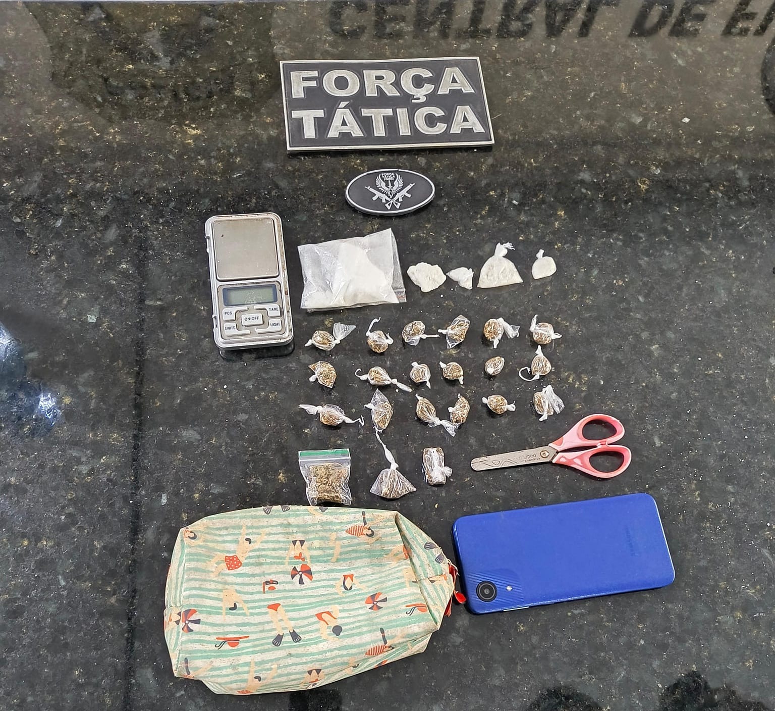 Mulher é presa por tráfico de drogas no bairro das Rocas, em Natal