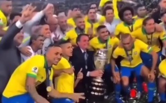 VÍDEO: Viraliza nas redes Bolsonaro entregando a taça para jogadores da seleção em título da copa América e é ovacionado...