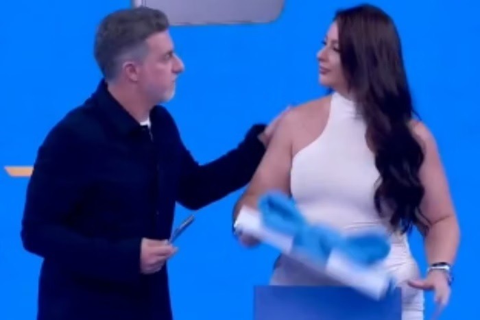 VÍDEO: Gafe ao vivo de Luciano Huck com assistente viraliza