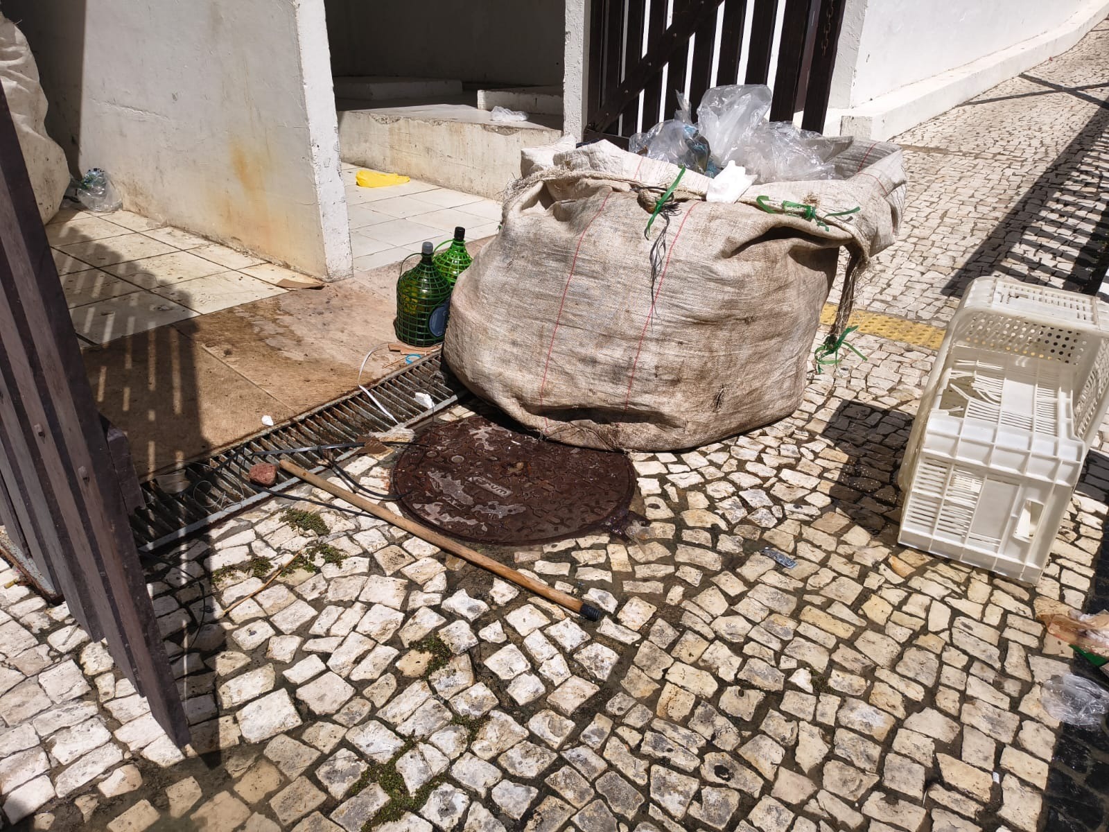 Resort é flagrado jogando esgoto na praia de Ponta Negra
