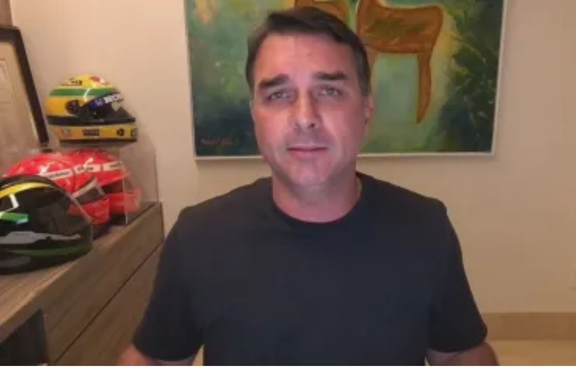 Após prisão domiciliar, Flávio Bolsonaro diz achar “difícil” não ter reação dos EUA