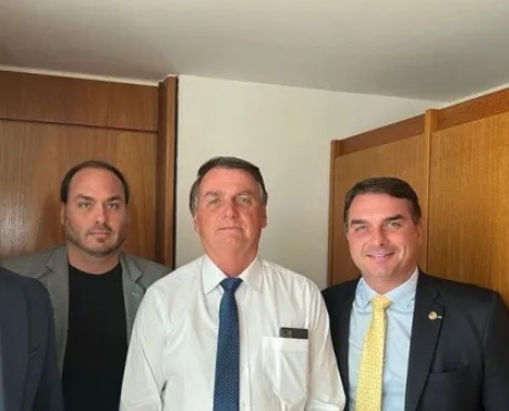 Medida restringe visita dos filhos Flávio e Carlos a Bolsonaro