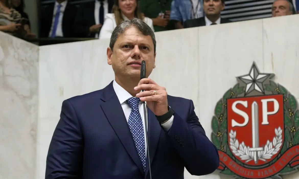 [VÍDEO] Tarcísio reage à prisão domiciliar de Bolsonaro: "Vale a pena acabar com a democracia sob pretexto de salvá-la?"