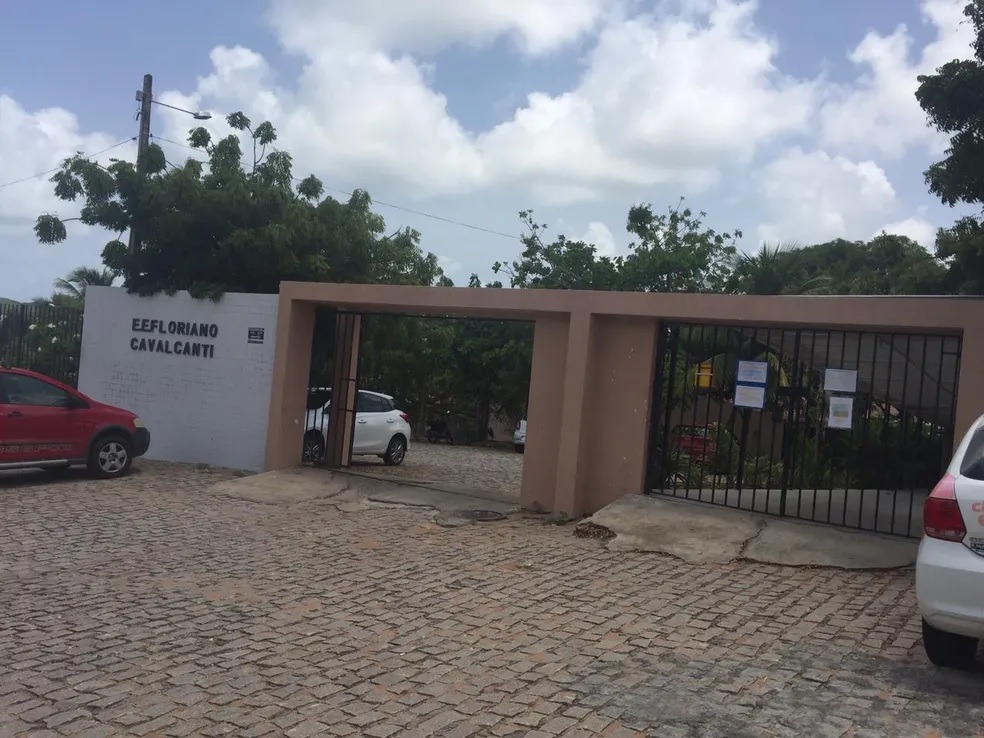 Alunos e pais relatam invasão de jovens armados e desespero na Escola Estadual Floriano Cavalcanti
