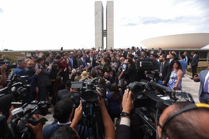 “Fora, Moraes”: parlamentares protestam na rampa do Congresso