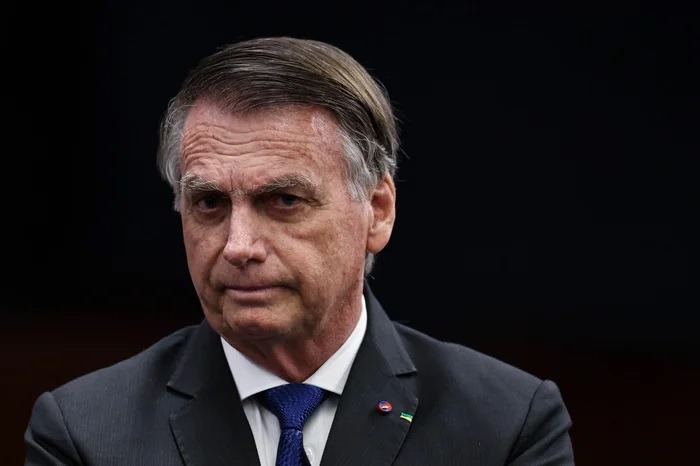 Moraes autoriza Bolsonaro a receber visita de filhos e outros familiares em prisão domiciliar