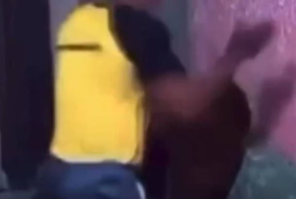 VÍDEO: Imagens fortes: Fisiculturista esgana e ataca ex com vários socos em clínica