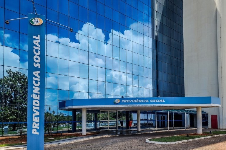 Fraudes contra INSS envolvem roubo de dados, IA e até mortos