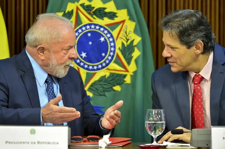 Haddad entrega a Lula plano de socorro contra tarifaço de Trump