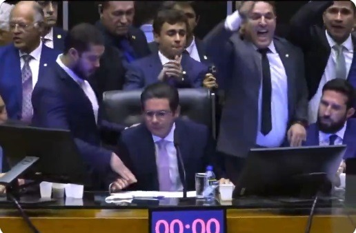 Interesses pessoais não estão acima do povo, diz Motta após desocupar Mesa da Câmara