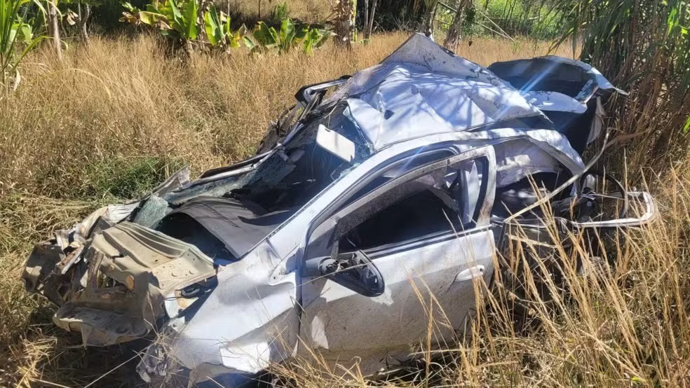 Casal achado morto e sem roupas foi namorar em carro e caiu de penhasco