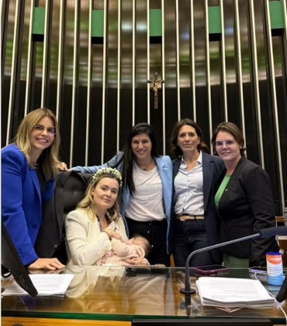 Deputada leva bebê para ocupação na Câmara e gera polêmica