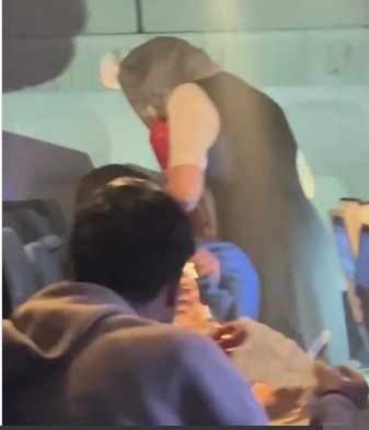 VÍDEO: carregador de celular explode dentro de avião e causa pânico em voo