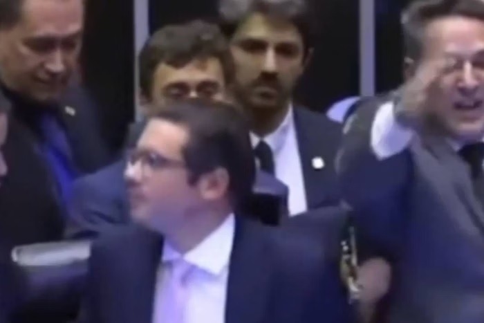 VÍDEO: Nikolas diz que foi derrubado por deputada do PT, que alega ter levado cotovelada