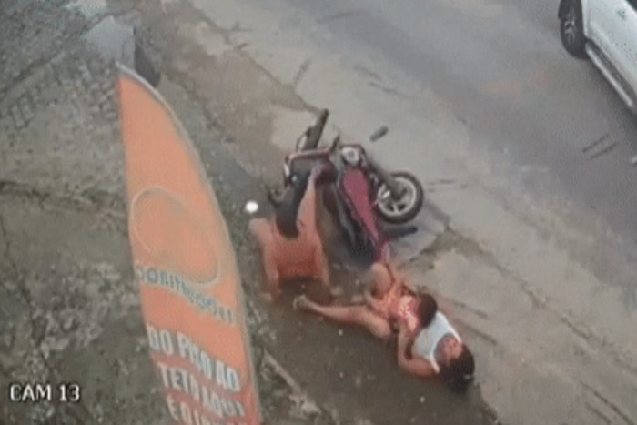 Duas mulheres e uma criança caem de moto após colisão com carro