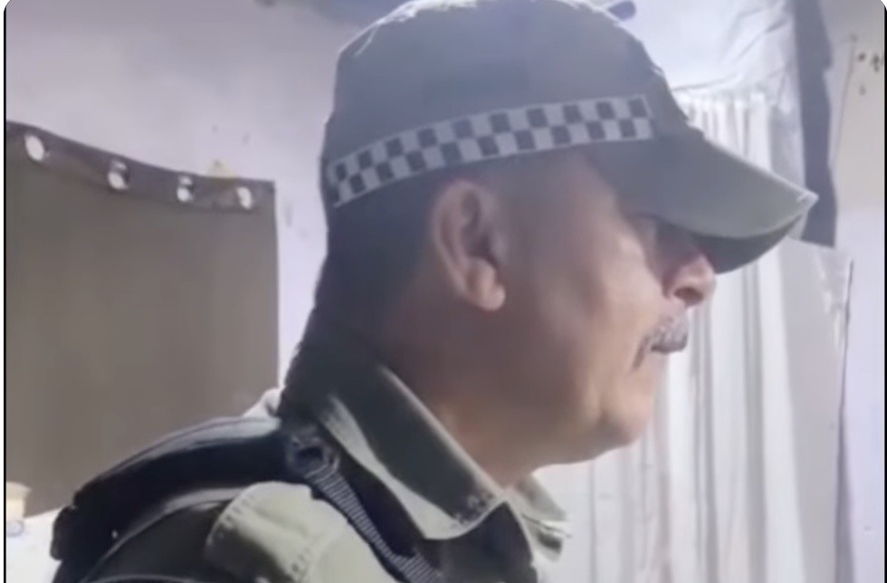 VÍDEO: Policial dá carão em homem acusado de agredir mãe pela 2ª vez
